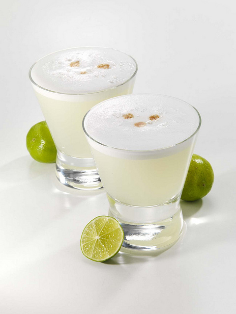 Le coktail le plus célèbre à base de pisco, l'alcool de riz péruvien : pisco, citron vert, glace pilée, sucre de canne et blanc d'oeuf pour l'émulsion. Crédit: Thomas S.
